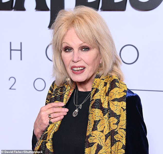 En el Londres sin ley, Joanna Lumley es blanco de bandidos en motocicleta que intentan robar su coche en el exterior de su casa de 2,5 millones de libras.