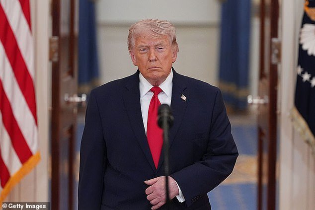 Irán amenaza a Trump con represalias “devastadoras y de gran alcance” después de que éste prometiera atacar las centrales eléctricas del país.