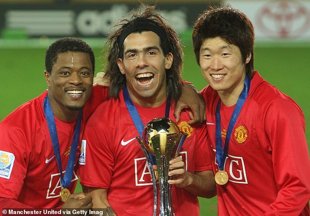 Dentro de la loca mansión de una ex estrella de la Premier League con una piscina tipo centro turístico y su propio túnel de la fama