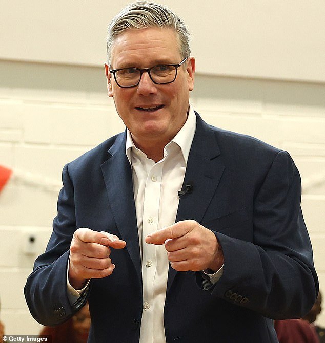 Keir Starmer insiste en que está “del lado” de los trabajadores británicos… mientras la Inglaterra central se dirige al nuevo año fiscal para financiar un complemento de beneficios que “dará a algunas familias desempleadas un impulso de £6.000”