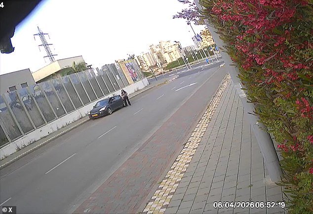 En ese momento, un misil iraní cae a pocos metros de la mujer israelí, que cae al suelo pero milagrosamente consigue alejarse.