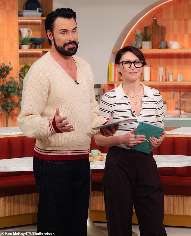 Rylan Clark regresa a la televisión por primera vez desde una cirugía facial “traumática e invasiva” para presentar This Morning con Emma Willis, mientras los fanáticos aplauden: “¡El equipo de ensueño ha vuelto!”