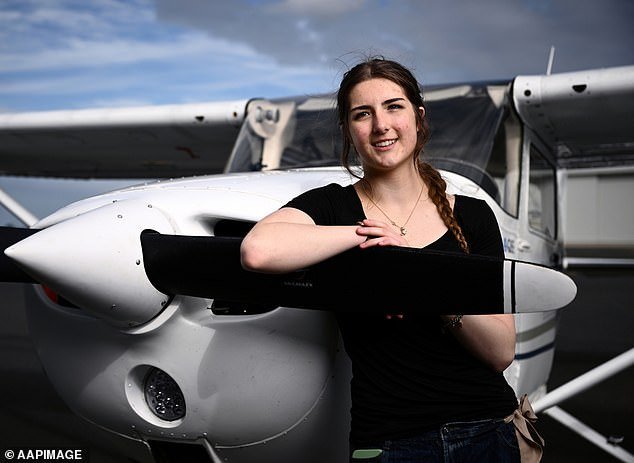 Una adolescente australiana se embarca en un vuelo en solitario para batir el récord mundial Guinness y el conmovedor motivo de su viaje.