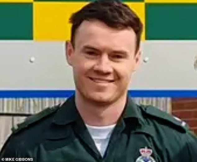 El paramédico encarcelado que mató al feto de su amante embarazada inyectándole pastillas abortivas queda en libertad