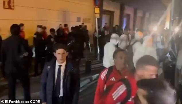 Sevilla es invadida por los ultras: las estrellas se enfrentan a amenazas de muerte en un feo altercado en el campo de entrenamiento en medio de la batalla por el descenso: la selección española está sólo DOS puntos por encima de la zona de descenso