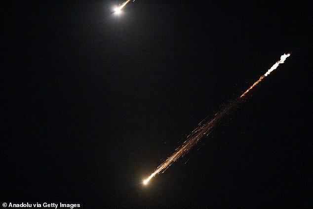 Gran Bretaña “no sería capaz de disuadir un misil iraní”, advierte el exsecretario de Defensa Ben Wallace, mientras el Partido Laborista “deja de lado los planes para poner a la industria británica en pie de guerra para 2027”.