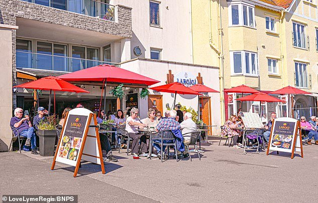 El torpe consejo ordenó que se devolvieran decenas de miles de dólares a los restaurantes de las ciudades costeras después de 14 AÑOS de cobrarles de más por el derecho a instalar mesas al aire libre.