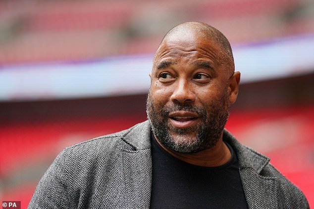 John Barnes cree que es el “momento adecuado” para que Mohamed Salah deje el Liverpool, pero en lo que respecta a los grandes de Anfield, “está entre los mejores”
