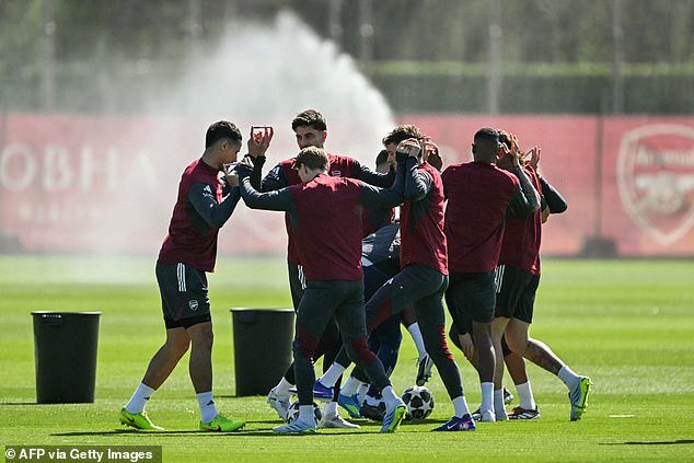 El Arsenal se burló de extraños ejercicios de entrenamiento, incluidas reuniones de equipo y PENS, mientras Mikel Arteta busca una chispa después de dos derrotas consecutivas.