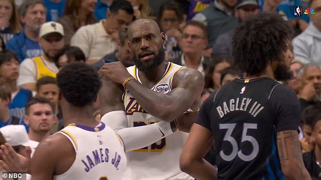 LeBron James regaña a su hijo Bronny a mitad del partido tras cometer un error en la cancha en la derrota de Los Angeles Lakers