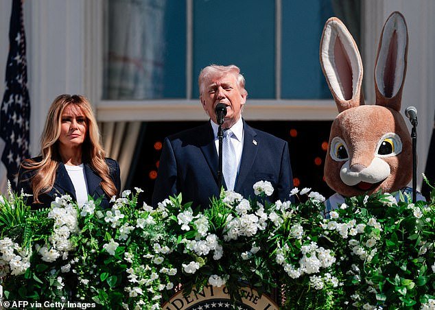 Trump y Melania aparecen junto a un conejito de Pascua gigante mientras los niños se reúnen para comer huevos en la Casa Blanca.