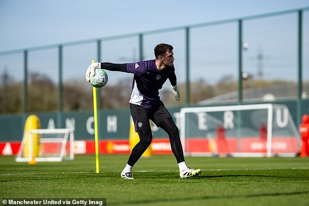 El portero gigante, el rey de las jugadas a balón parado y el delantero de 17 años que llega a la cima: las cinco estrellas de la academia del Man United participan en el campo de entrenamiento del primer equipo y cómo pueden impresionar a Michael Carrick en Irlanda