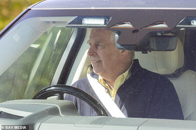 Andrew Mountbatten-Windsor es visto cerca de la granja de Sandringham después de que se reveló que bloqueó a Edward y Sophie para que no usaran la propiedad.