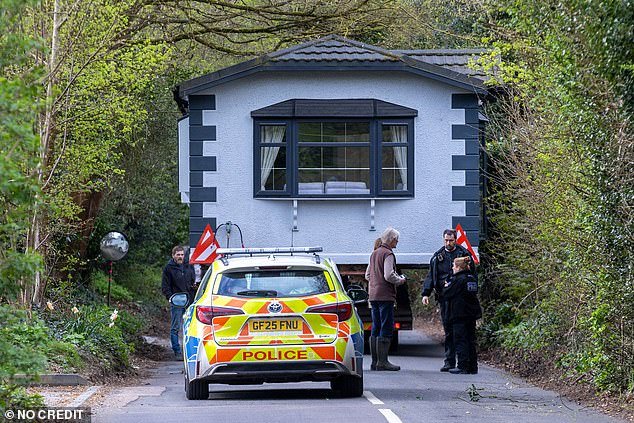 Los viajeros se cuelan en la aldea del cinturón de corredores de bolsa de los millonarios al amparo de la oscuridad antes de pavimentar un campo en una “operación militar”.