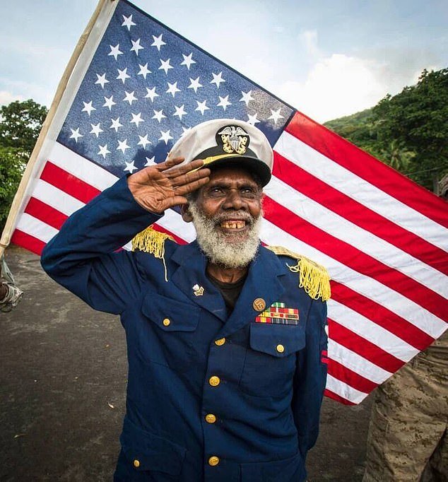 Los isleños del Pacífico Sur que veneran el espíritu de un soldado estadounidense de la Segunda Guerra Mundial creen que es “más poderoso que Jesús” y esperan que algún día regrese con cajas de Coca-Cola.