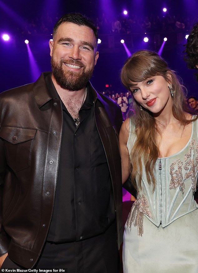 Los fanáticos de la NFL están convencidos de que el plan de temporada baja de los Chiefs contiene referencias ocultas a la boda de Travis Kelce con Taylor Swift.