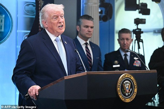 Trump describe el atrevido rescate del avión de 155 aviones derribado y ensangrentado y promete encarcelar al “tonto” que casi hizo estallar el plan de rescate: “Dios estaba mirando”