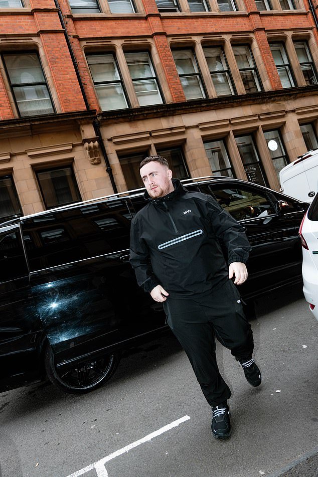 Luke Littler firma un acuerdo de patrocinio multimillonario mientras el campeón mundial de dardos extiende la lucrativa colaboración de moda boohooMAN por TERCER año.