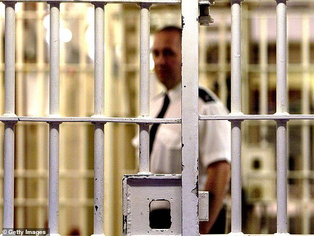 Los vapores tóxicos de las drogas de los reclusos están poniendo en peligro nuestra salud… y la epidemia de drogas sólo va a empeorar, advierten los funcionarios penitenciarios