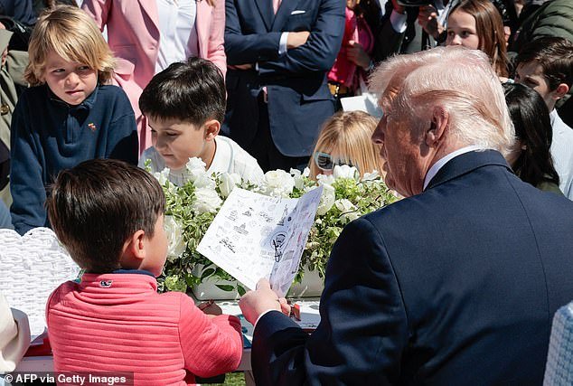 El niño derrite el corazón de Trump cuando el presidente le da un golpe brutal a Biden mientras hace rodar huevos de Pascua.