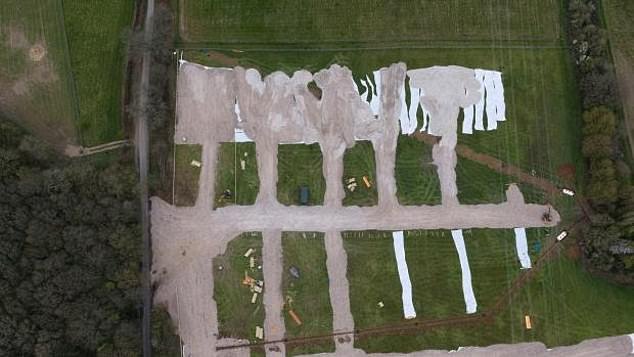 Ira de los aldeanos después de que viajeros con topadoras y excavadoras destrozaran un campo de cinturón verde como parte de la apropiación de tierras durante las vacaciones de Semana Santa.
