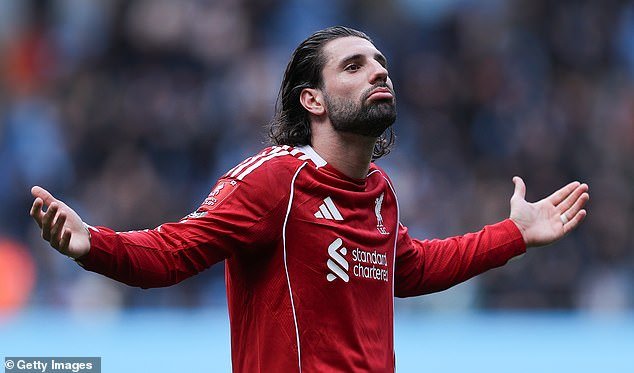 La ex estrella del Liverpool apoya a Dominik Szoboszlai después del enfrentamiento con sus propios fanáticos tras la humillación de la Copa FA en el Man City.