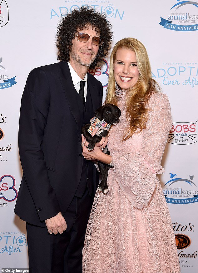Howard Stern y su esposa Beth están siendo demandados por un ex empleado despedido que acusa a la pareja de crear un “ambiente de trabajo hostil”.