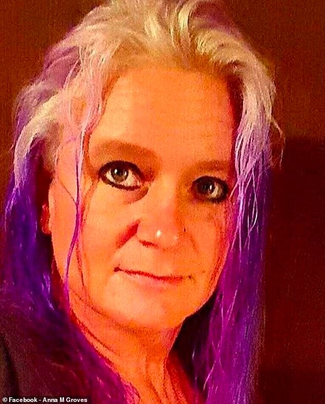 Una mujer que vive en un gallinero con su padre apuñala a un intruso que supuestamente prometió a la policía que solo la golpearía