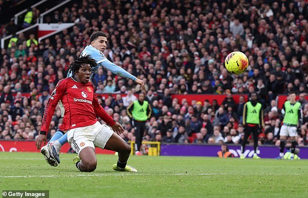 El Manchester United se fortalece cuando la estrella lesionada es nombrada en el equipo para el campo de entrenamiento de cuatro días en Dublín.