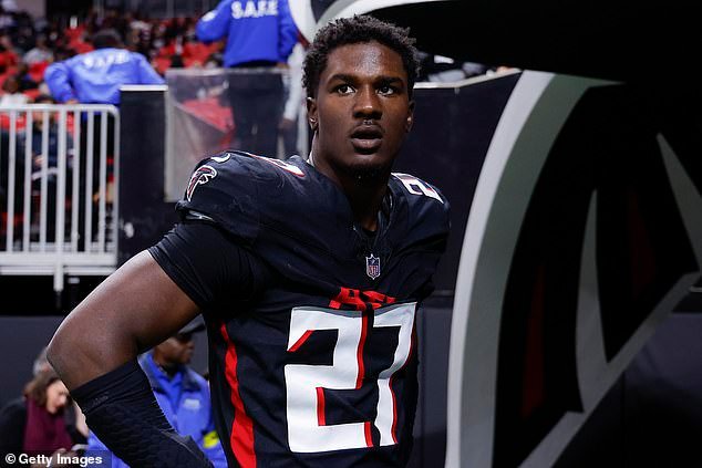 James Pearce Jr. “no se reunirá con sus compañeros de equipo al inicio del programa de práctica de los Atlanta Falcons” mientras pesan sobre él cargos por delitos graves y agresión