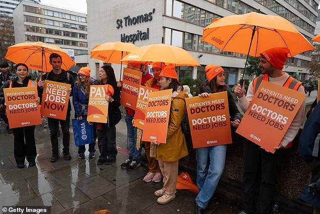 Los médicos jóvenes en huelga le costaron al NHS £3 MIL MILLONES: El asombroso costo de los paros laborales se revela cuando los paramédicos regresan a los piquetes hoy por decimoquinta vez en tres años