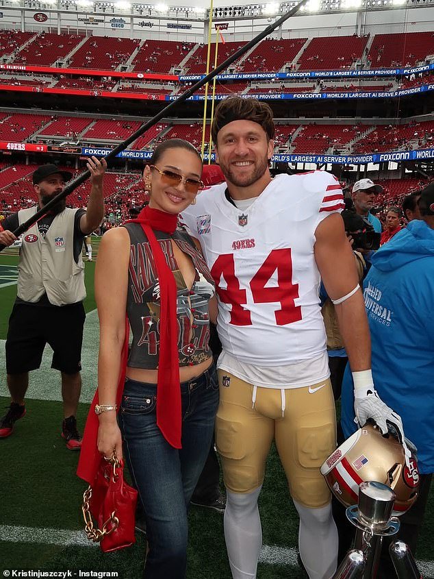 La esposa de la estrella de los San Francisco 49ers revela sus “extraños” hábitos fuera de temporada… incluido comer bicarbonato de sodio en vacaciones