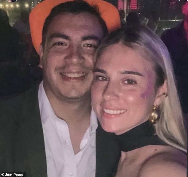 Una pareja muere abrazada después de quedar atrapada en un automóvil durante una tormenta mientras conducían a casa con sus hijos después de una boda.