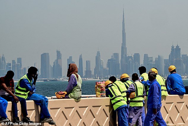 En las vidas de aquellos “atrapados en Dubai” mientras resuenan explosiones… y personas influyentes se quejan