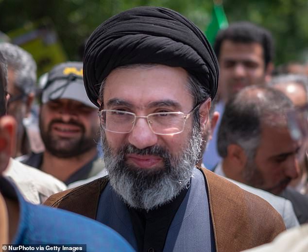 El nuevo líder supremo de Irán yace “inconsciente” en la ciudad santa, incapaz de gobernar el país devastado por la guerra, dice un memorando de inteligencia