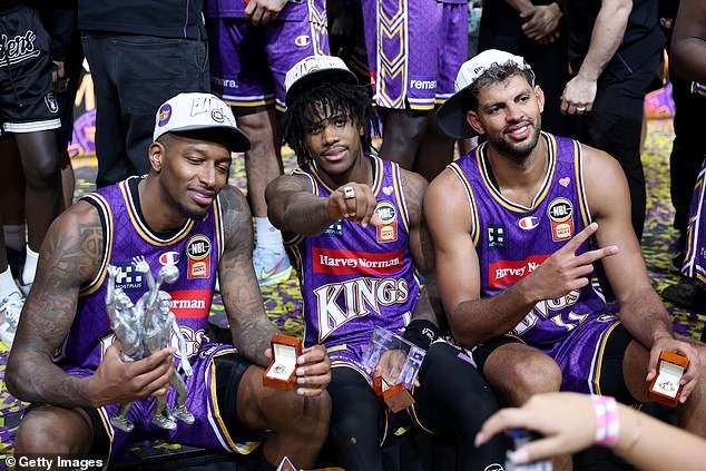 Fanático sufre un infarto y tiene que ser reanimado por paramédicos al final del partido por el campeonato de baloncesto