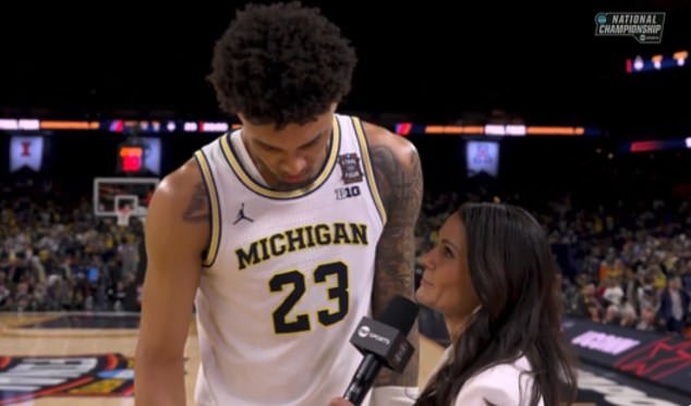 Los fanáticos quedan atónitos cuando Yaxel Lendeborg hace una confesión en una entrevista durante el UConn vs. Michigan en el entretiempo.