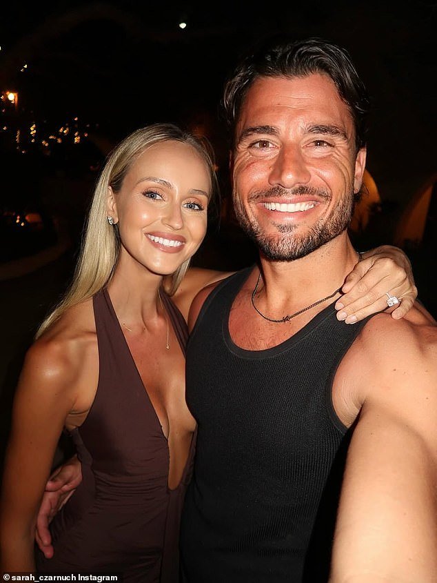 La pareja más glamorosa del cricket australiano muestra la alegría de su bebé mientras se revela su enorme paquete salarial