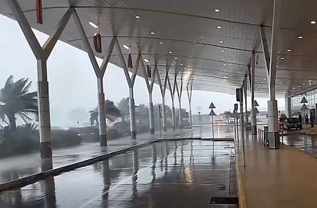 Advertencia urgente a los viajeros porque DOS violentos ciclones azotan las islas del Pacífico populares entre los turistas