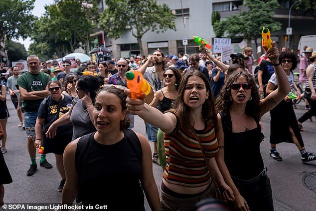 Un político español pide restricciones a los turistas, diciendo que los turistas están “haciendo la vida imposible en ciudades como Alicante y Valencia”