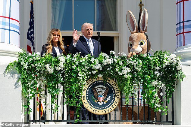 “El conejo de Pascua acaba de declarar la guerra al IRGC”: Internet reacciona a la amenaza de Trump de bombardear Irán mientras está parado junto a un conejo gigante