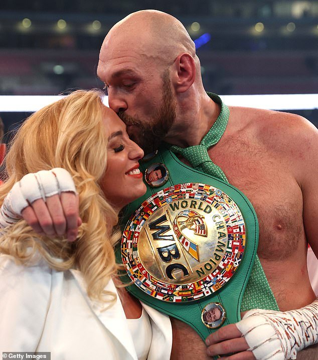 Tyson Fury molesta a su esposa Paris y a su padre John al regresar al boxeo, pero JEFF POWELL se transforma en un luchador más delgado y feliz cuando se enfrenta a un ruso que luchó contra un OSO GRIZZLY.