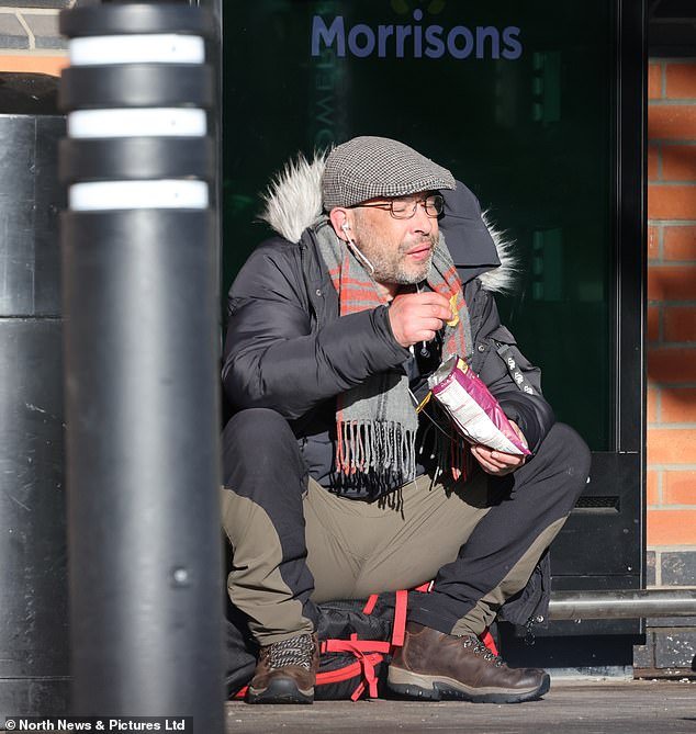 Se ve al hermano separado de Cheryl, Andrew Tweedy, ‘mendigando dinero y viviendo en una tienda de campaña afuera de un supermercado’.