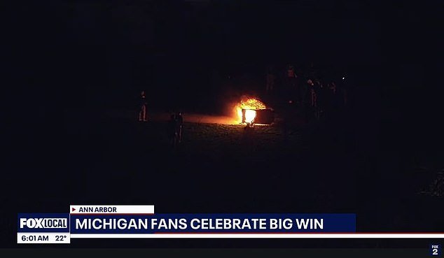 La policía arrestó a dos personas cuando los fanáticos de Michigan prendieron fuego a Ann Arbor en escenas salvajes después de ganar March Madness