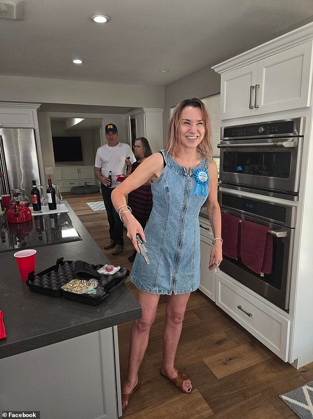 La fiscal se convirtió en una estrella de Internet y fue acusada de “conducir en estado de ebriedad extrema” tan grave que llamó al sheriff Jerry Sheridan “Sherry Jeridan”, dice la policía.