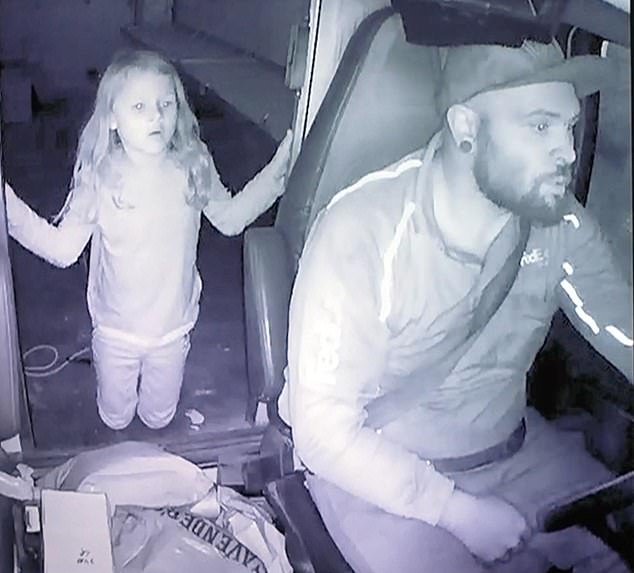 Los miembros del jurado de Athena Strand sollozan mientras ven el video de una niña aterrorizada de 7 años haciendo una pregunta inquietante al asesino conductor de FedEx, Tanner Horner.