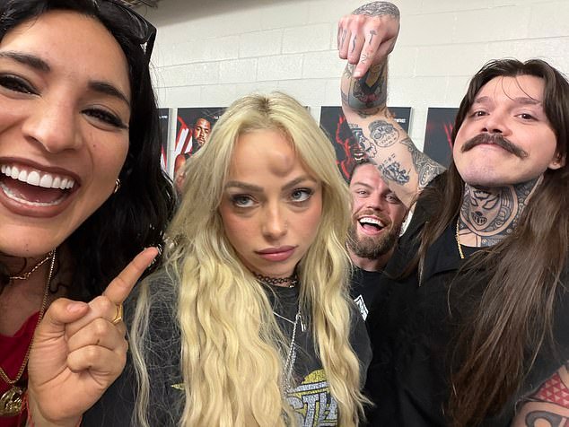 La glamorosa estrella de la WWE muestra sus heridas de guerra en vivo en Netflix luego de que brutales cabezas chocaran en un momento fortuito.