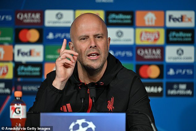 Arne Slot advierte brutalmente a las estrellas del Liverpool sobre el duelo de la Champions con el PSG