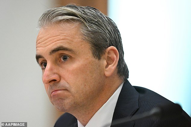 El gran cambio en una de las empresas más grandes de Australia que pone en riesgo aún más empleos locales: “Los trabajadores australianos están siendo tratados como idiotas”