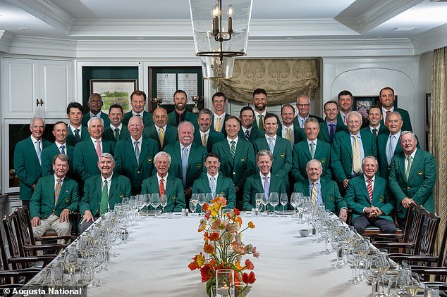 El actual ganador del Masters, Rory McIlroy, organiza la cena de campeones más cara de la historia, mientras que Tiger Woods y Phil Mickelson se pierden el festín debido a problemas personales.
